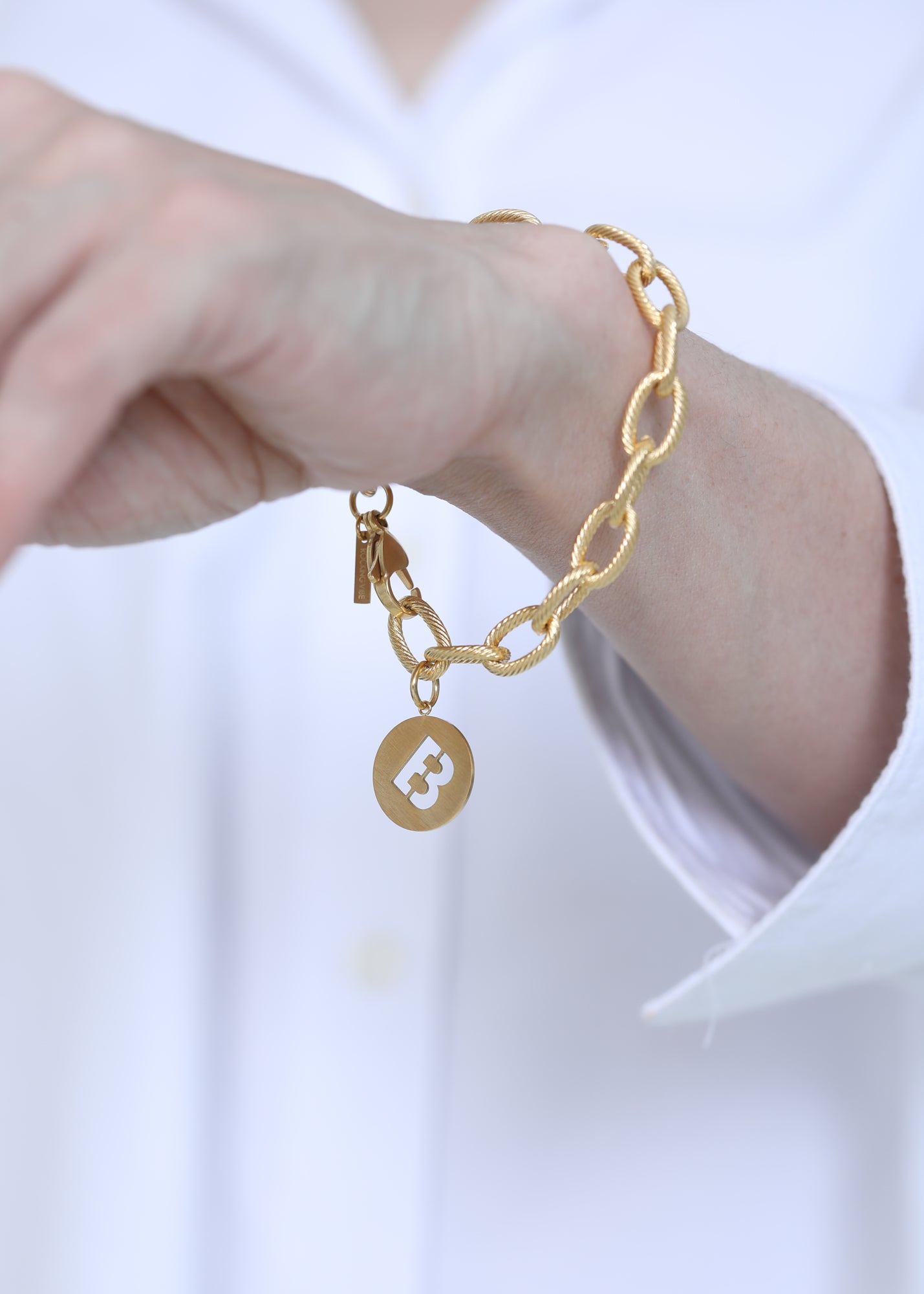 Chunky bracelet in gold