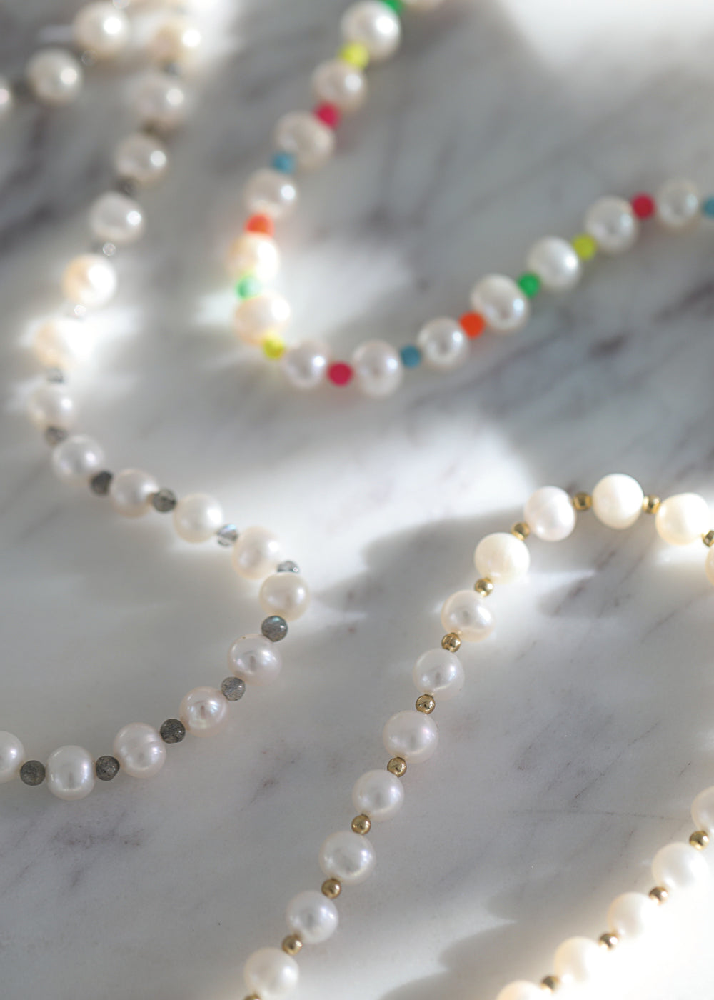 Fluid pearl strand gold