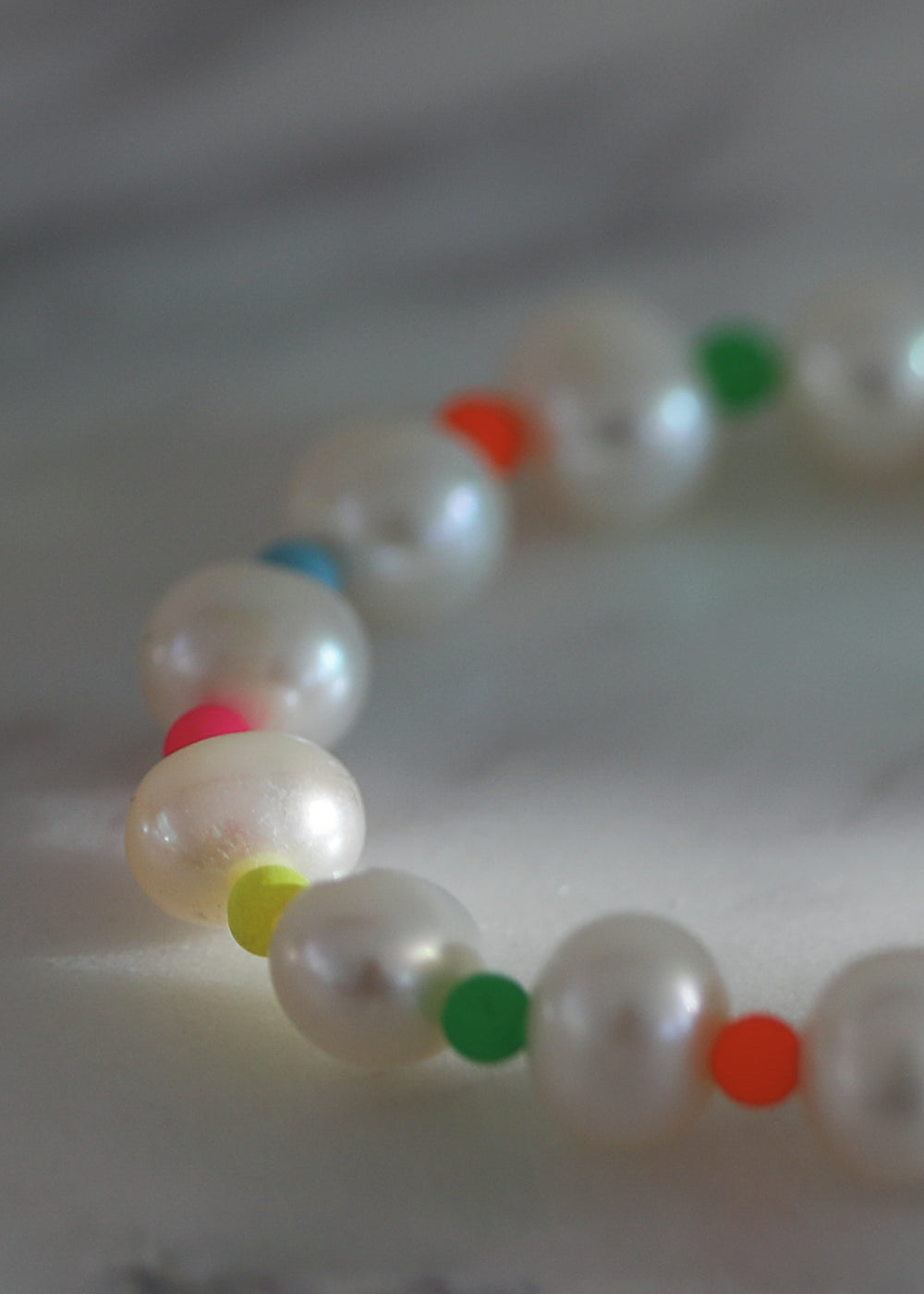 Fluid pearl strand necklace, neon - Rocking Vibe