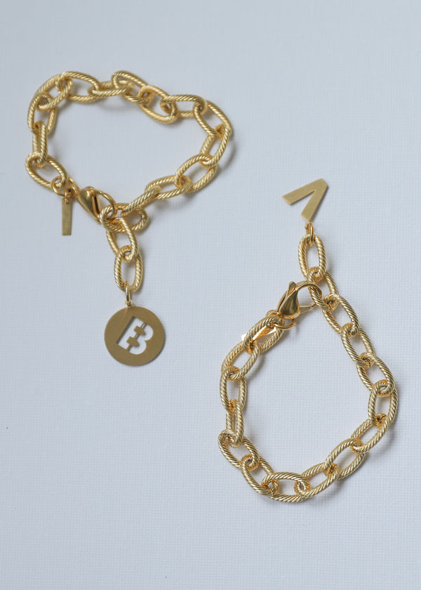 Chunky bracelet in gold