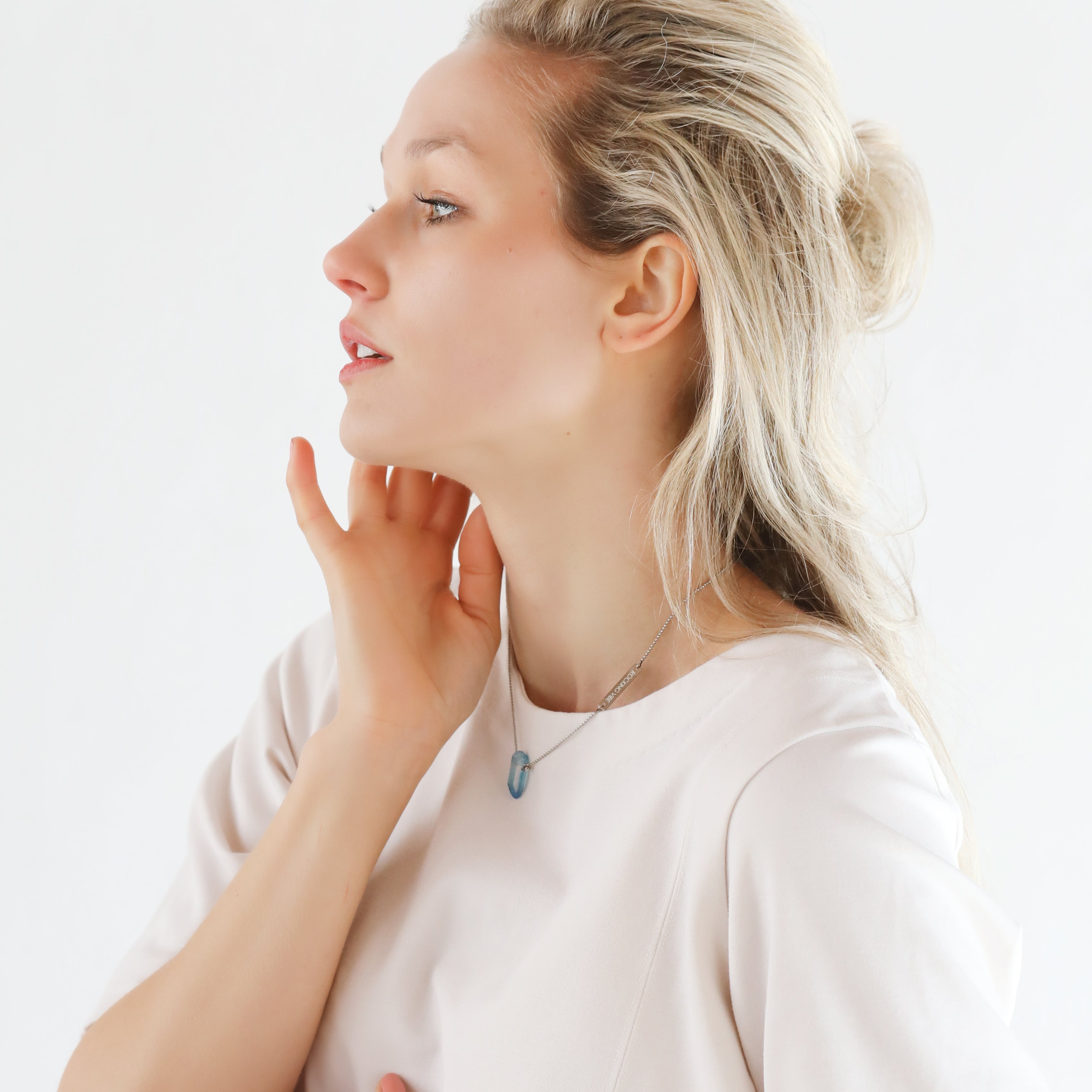 Glow diffuser necklace in aqua - Rocking Vibe